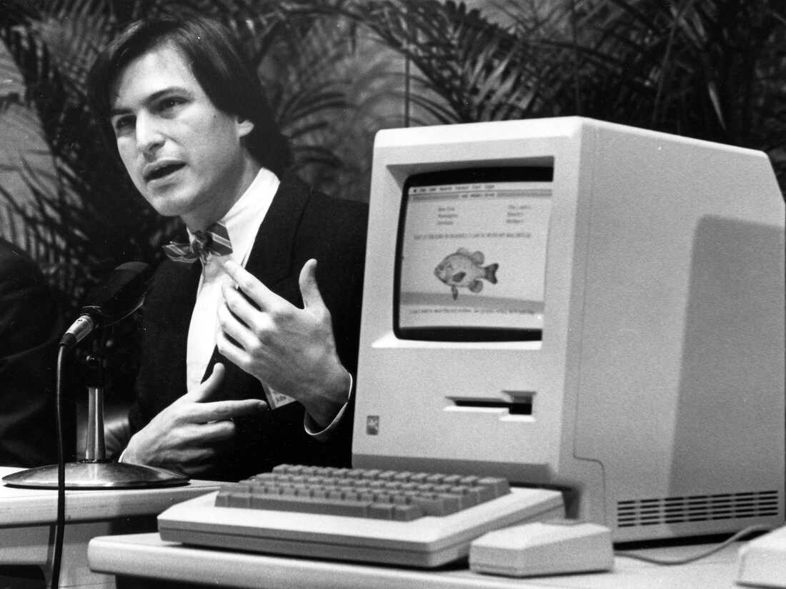 Стив Джобс макинтош 1984. Стив Джобс 1976. Компьютер Apple Macintosh (1984). Стив Джобс 1985.